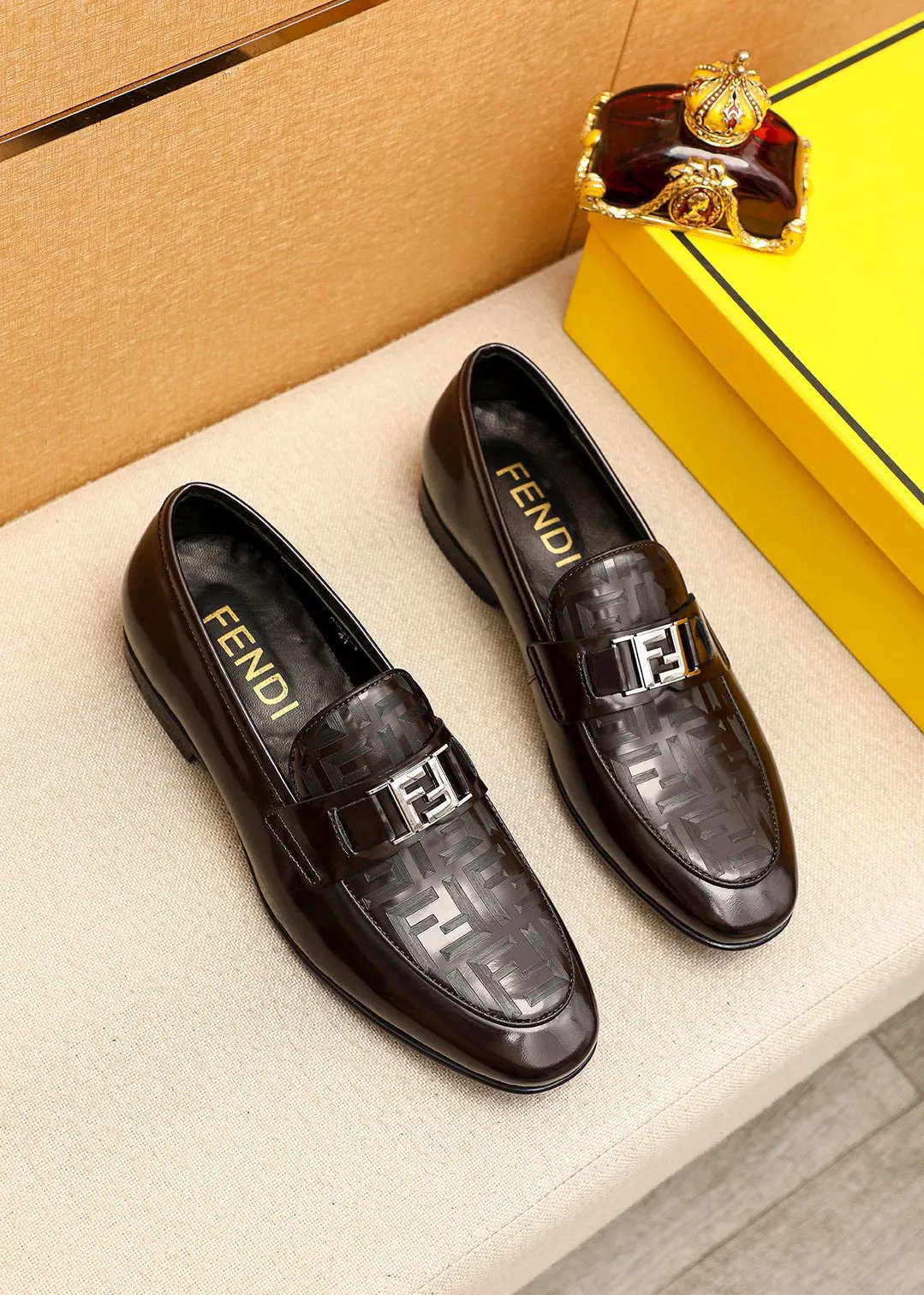 Men's shoes 💰442 💐 Product trademark: FENDI [Fendi] casual leather shoes Regular size: 38-44 (45🉑️customized) Product materials: Selected imported first-layer patent leather laser upper + luxury hardware buckle, imported cowhide leather lining. Strong three-dimensional visual effect, rubber outsole Color: 1⃣️color optional